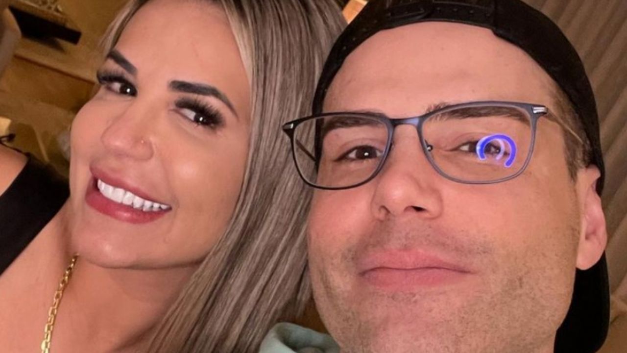 Luiz Bacci posa coladinho com viúva de MC Kevin em sua mansão e agita fãs: “Rolando um clima”