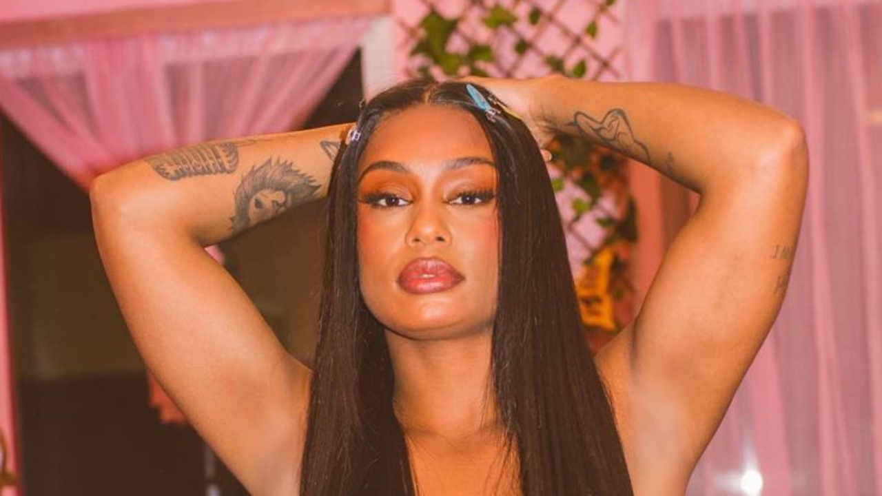 Ousadíssima, MC Rebecca deixa internautas babando em novo clique topless: “Que gata!”