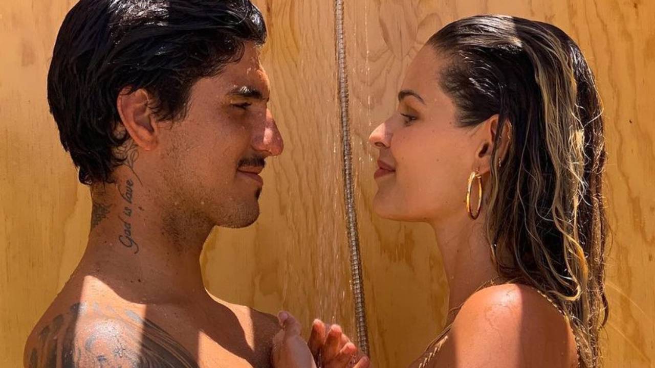 Yasmin Brunet toma banho com Gabriel Medina e protagoniza momento quente debaixo do chuveiro