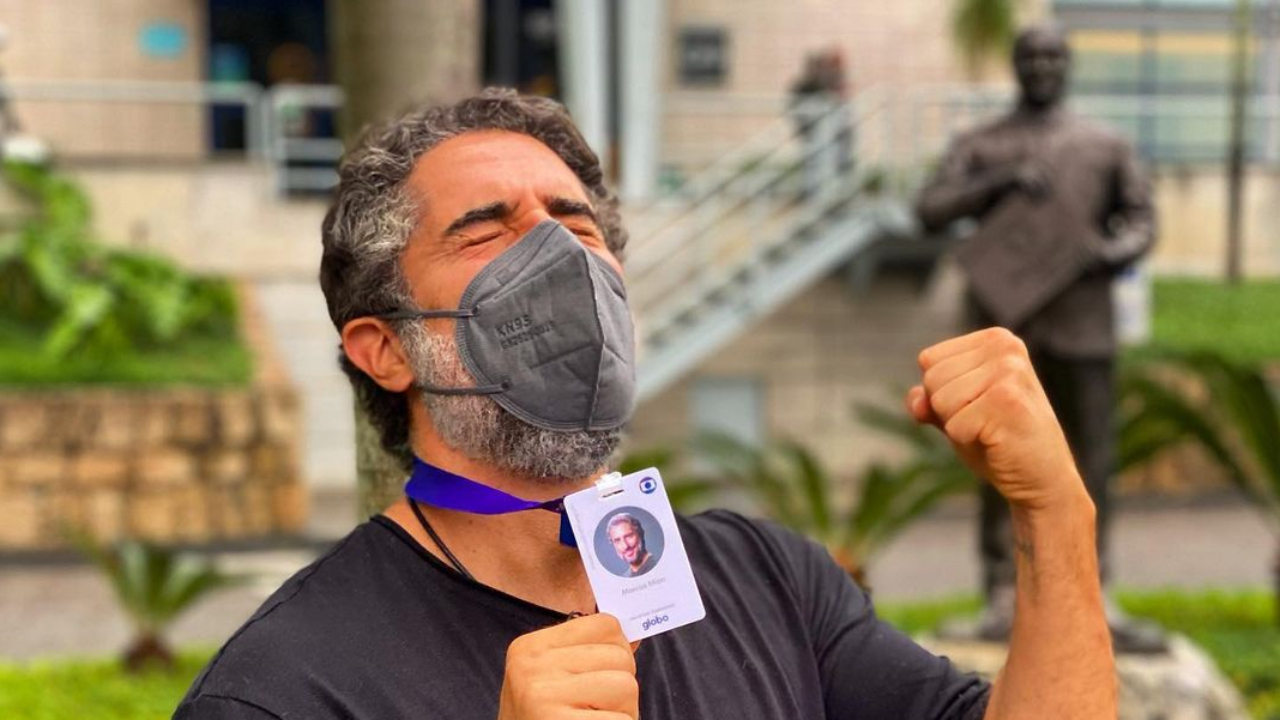 Marcos Mion posa com crachá nos Estúdios Globo e comemora contratação: ”Sonho da minha vida”