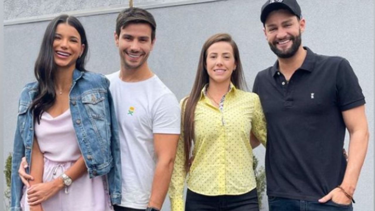 A fila andou! Sertanejo Munhoz apresenta namorada oito meses após fim do casamento: “Senhora Frango”