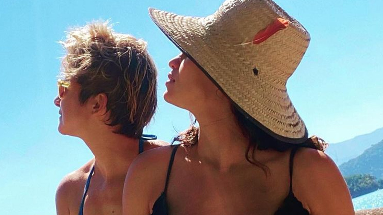 Esperando gêmeas, Nanda Costa curte domingo de praia e mostra barrigão estourando: “Dose de amor”