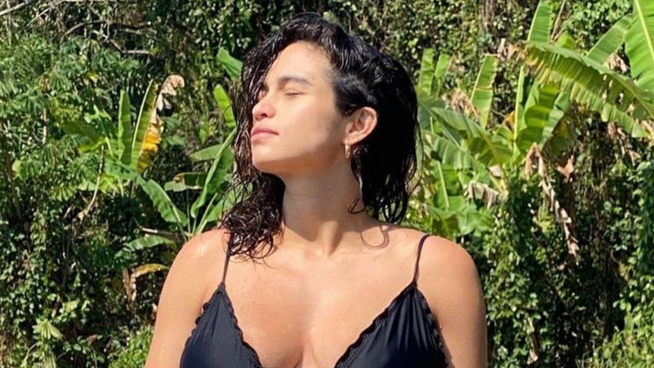 Grávida de gêmeas, Nanda Costa posa de biquíni e deixa o barrigão de à mostra: “No meu lugar”