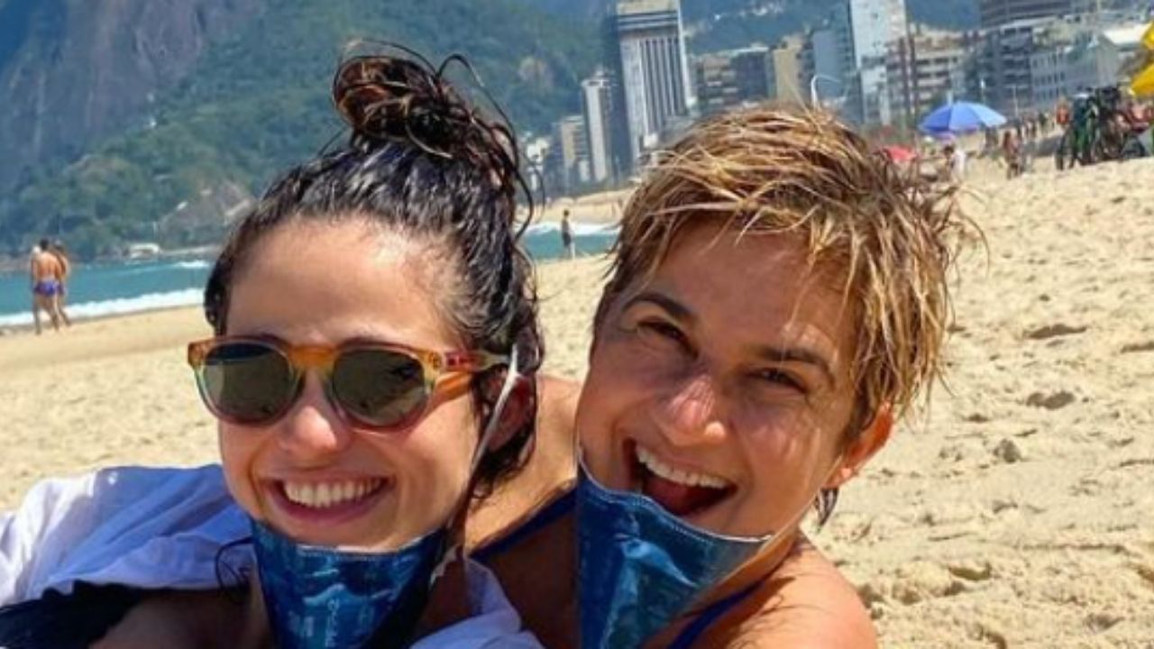 Nanda Costa vai de biquíni à praia pela primeira vez durante a gestação: “Que barrigão gigante!”
