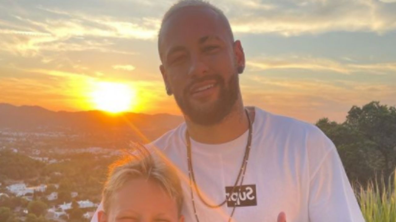 Em viagem de luxo na Espanha, Neymar Jr. curte vista paradisíaca ao lado do filho e web crava: “Ele tá enorme!”