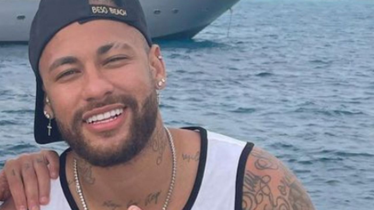 Durante as férias, Neymar Jr posa com relógio inspirado em super-herói avaliado em quase R$ 1 milhão