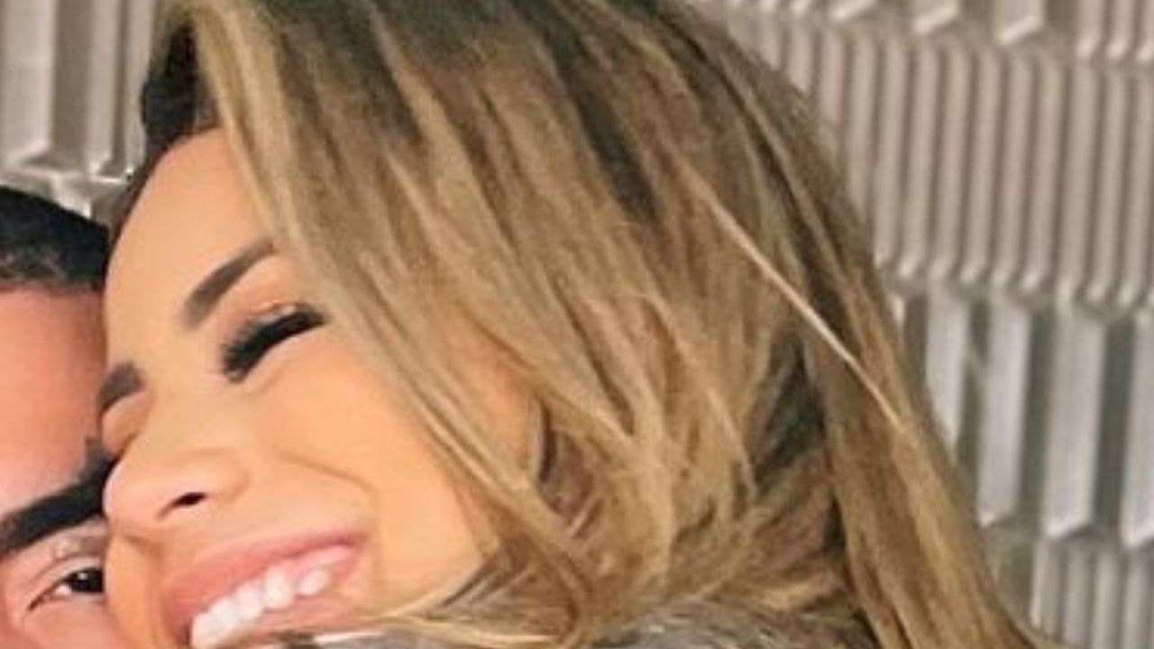 No colo de Mc Guimê, Lexa brinca sobre diferenças do casal: “A mais espoleta da relação”