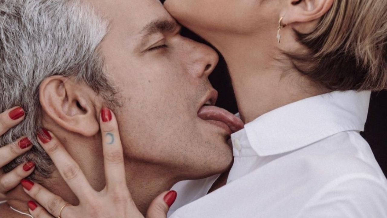Otaviano Costa lambe o pescoço de Flávia Alessandra e avisa: “Melhor do que mil palavras”
