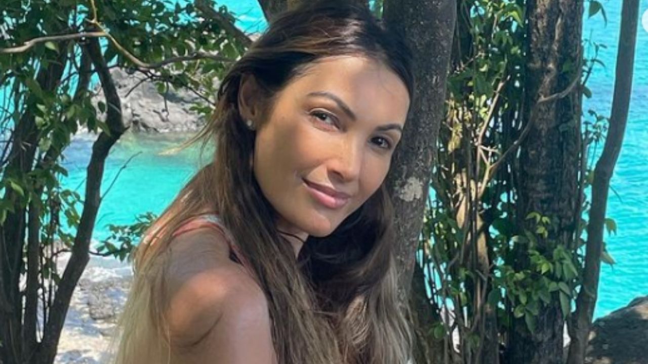 Em Noronha, Patrícia Poeta rouba a cena de vestido coladinho e beleza natural impressiona: “Maravilhosa”