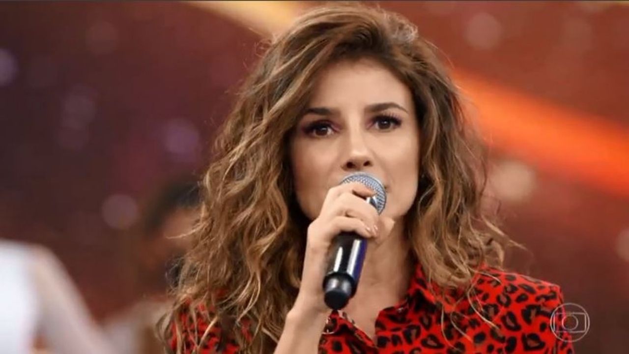 Em momento raro, Paula Fernandes surge sem maquiagem e com look básico aos 36 anos: “Natural”