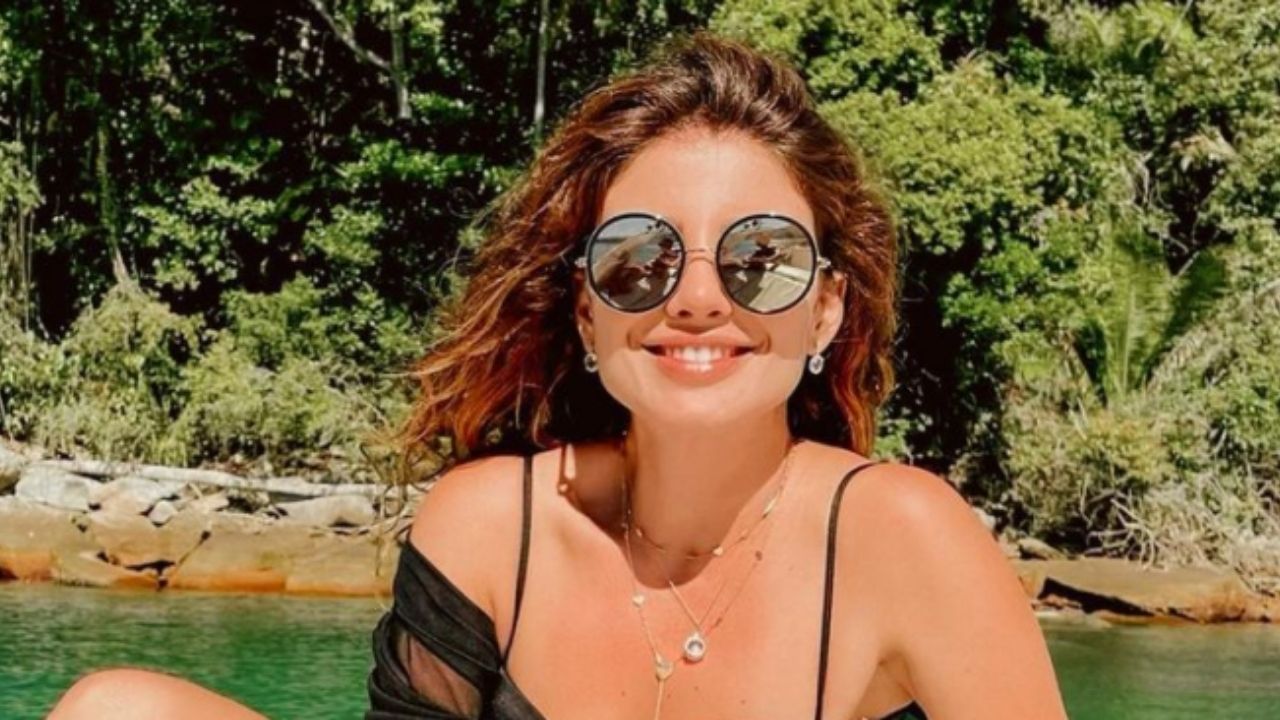 Aos 36 anos, Paula Fernandes posa de biquíni em passeio de barco: “Bela, magra e sarada!”