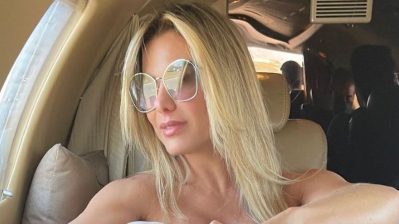 É a patroa! Esposa de Leonardo coloca os pés em banco de couro de jatinho particular: “Perfeita”