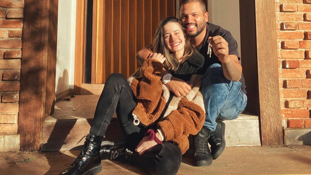 Ex-BBB Projota compra casa nova e diz que imóvel é realização de um sonho: ”Perfeito para Marieva crescer”