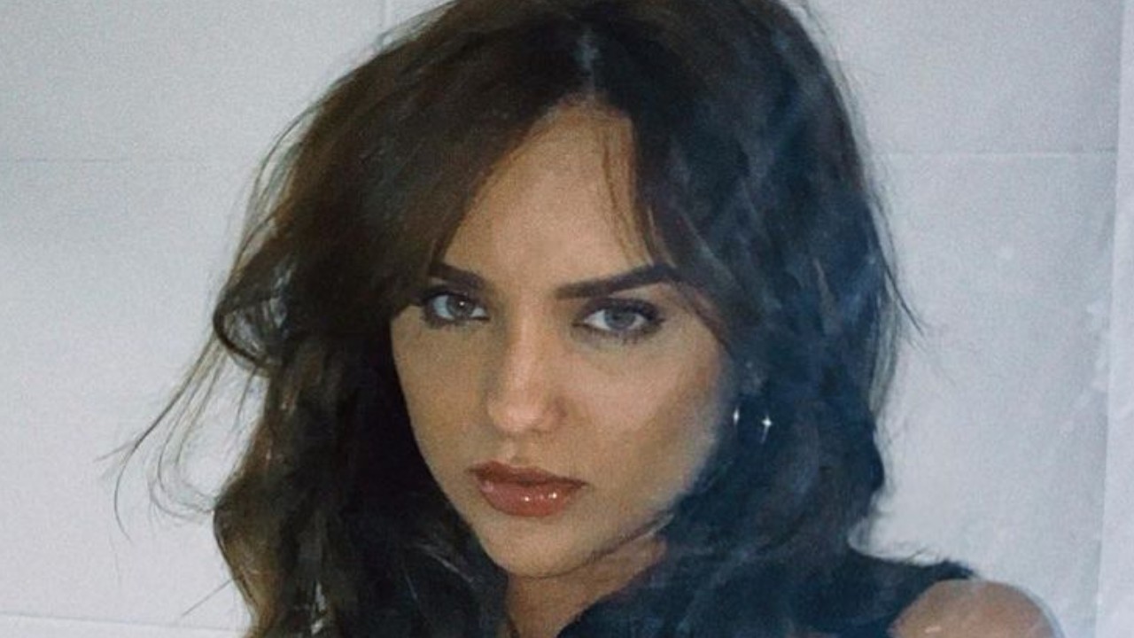 Ousada, ex-BBB Rafa Kalimann surge de sutiã e dá puxadinha estratégica em calça: “Gostosa com todo respeito”