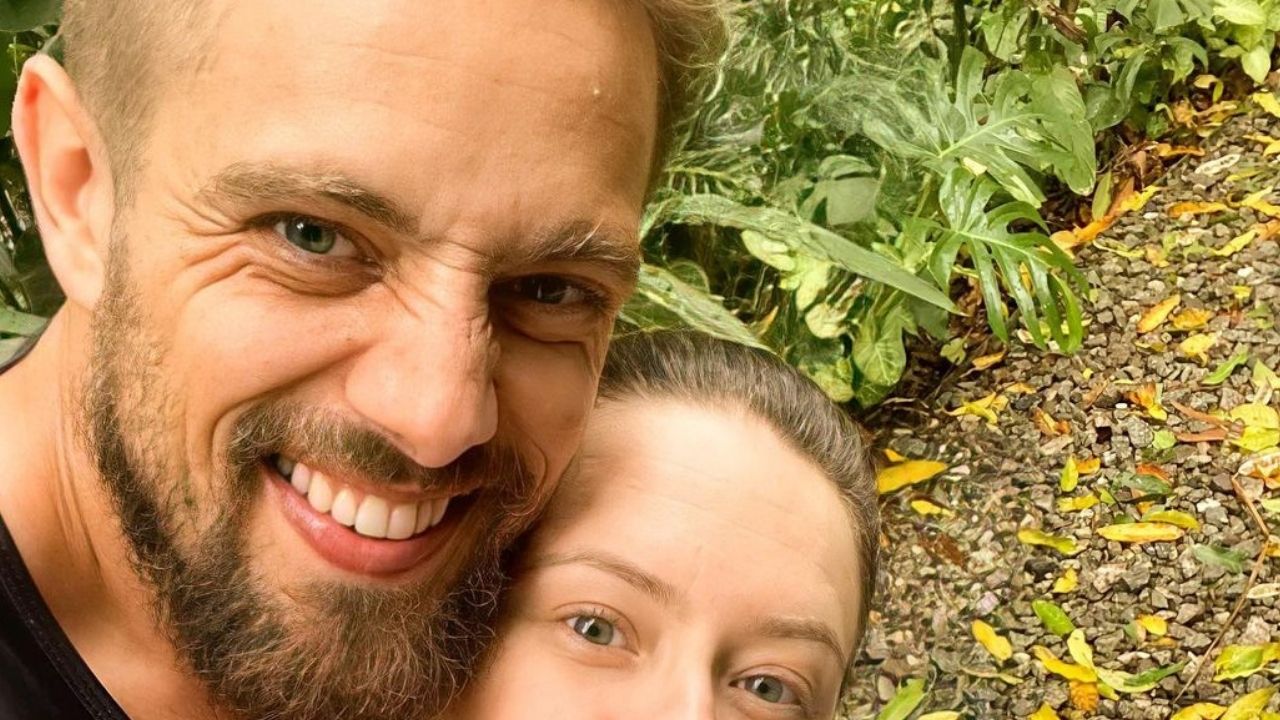 Rafael Cardoso tenta exibir braço malhado em clique com a esposa e seguidoras brincam: “Melhor não fazer propaganda”