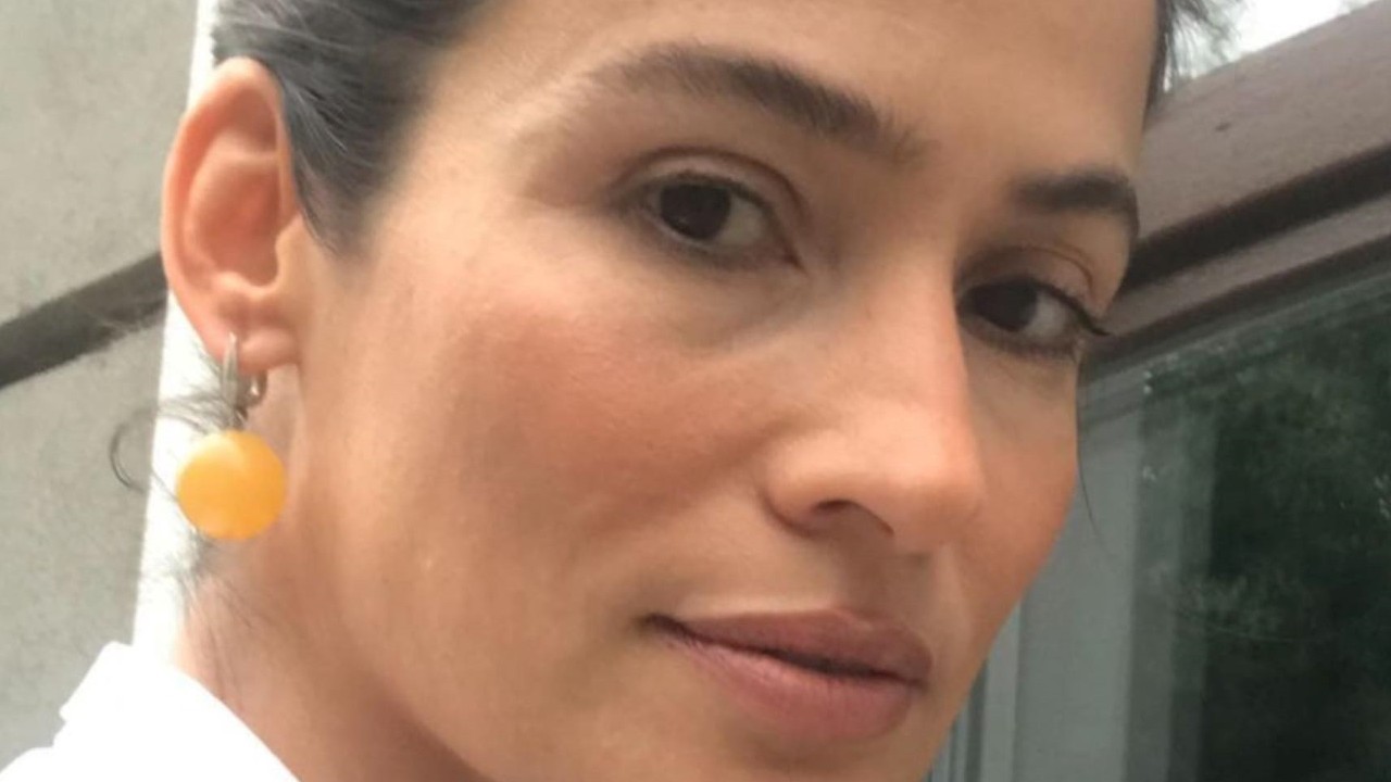 Após encerrar edição triste no Jornal Nacional, Renata Vasconcellos posa cansada ao lado de William Bonner: “Fim”