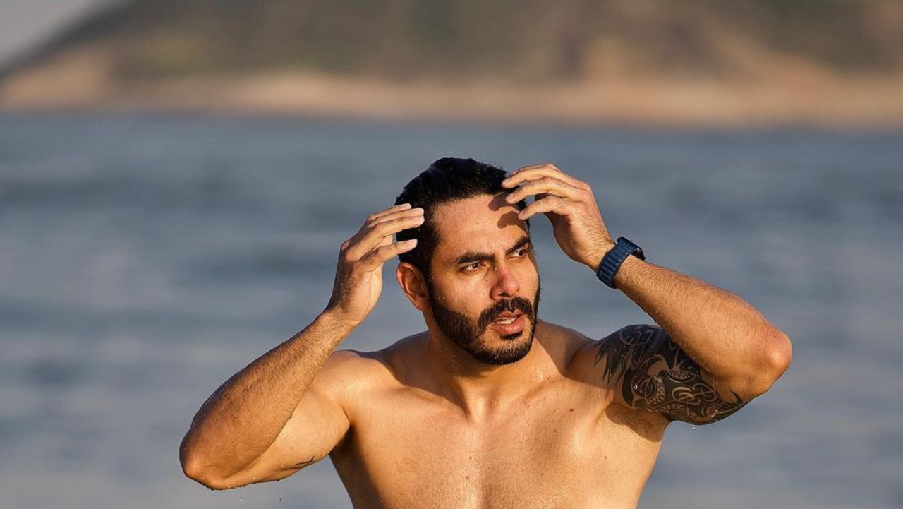 De sunga, ex-BBB Rodolffo ostenta corpo sarado em dia de praia e fãs vão à loucura: ”Tive que dar zoom”