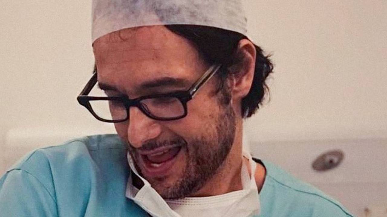 No Dia dos Pais, Rodrigo Santoro surge com a filha nos braços em clique inédito do parto: “Meu renascimento”