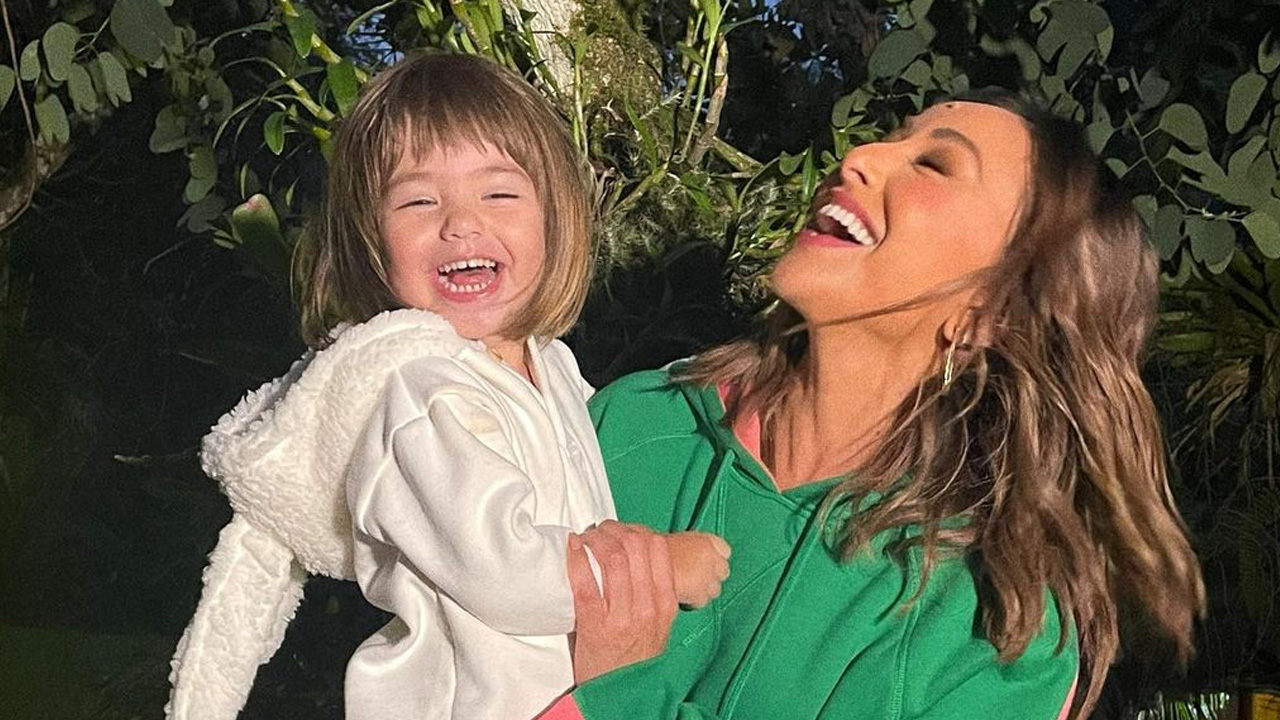 Sabrina Sato flagra Zoe usando sapato de R$ 8 mil e solta: “Acordou e já colocou o salto!”