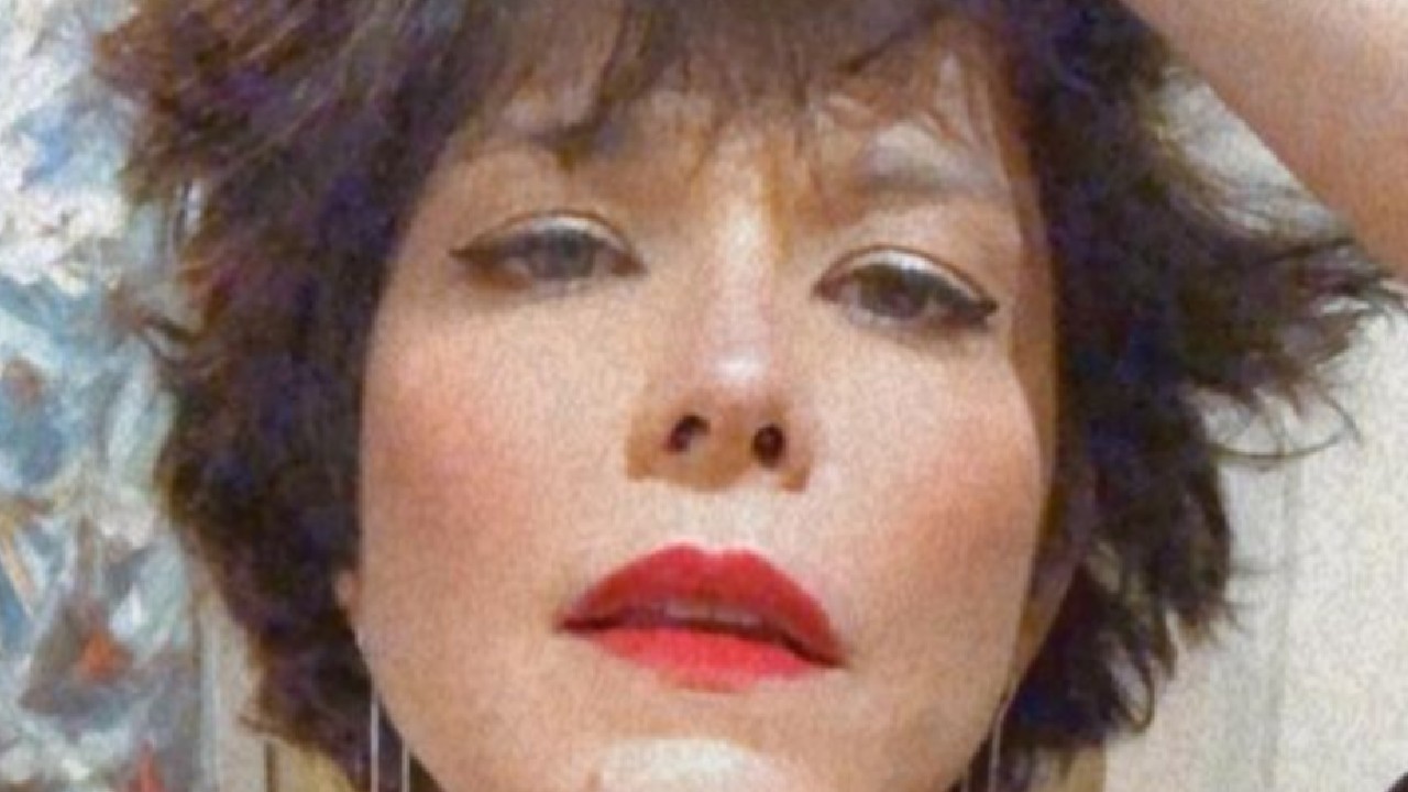 Com novo visual, Samara Felippo abusa da sensualidade e elege produção com decote profundo: “Novas versões”