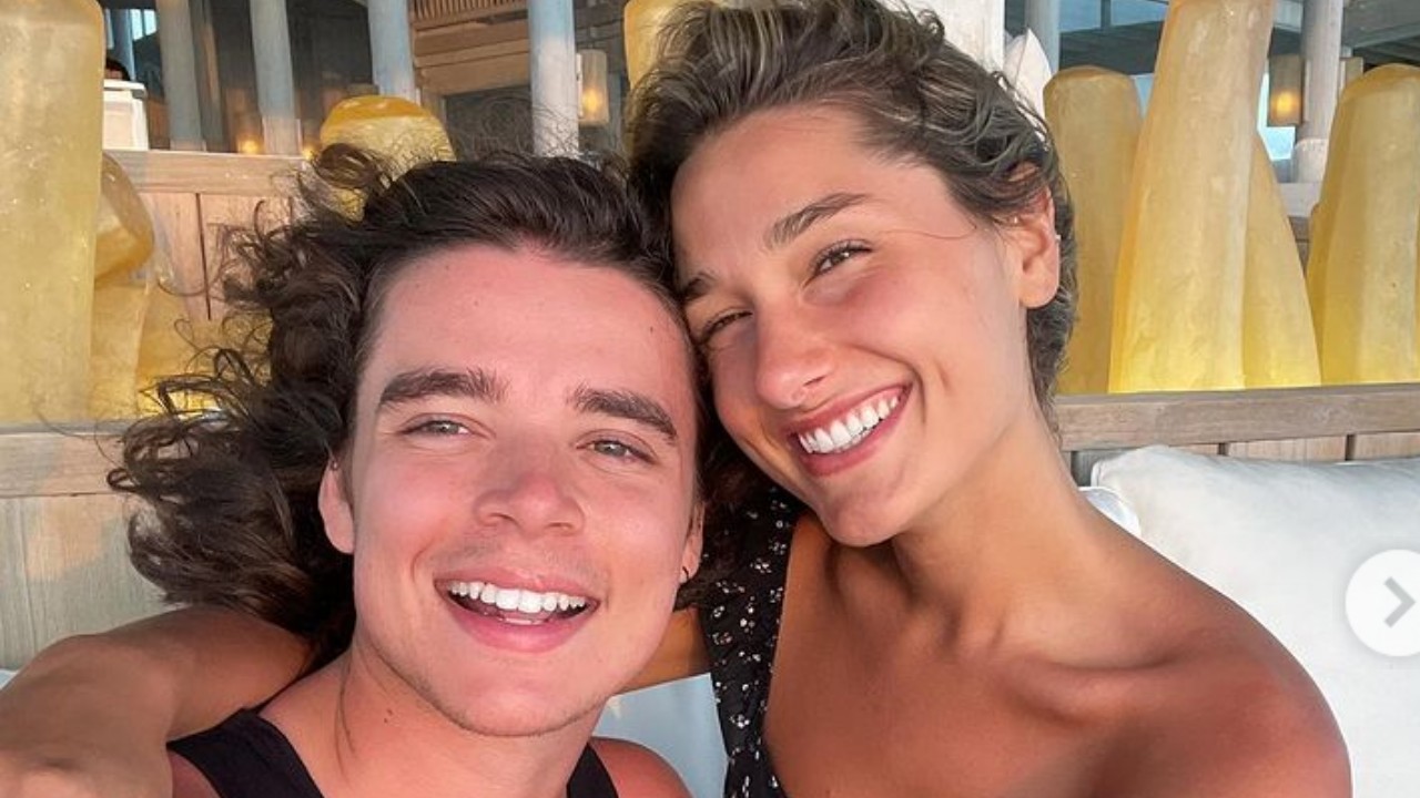 No auge da paixão, Sasha Meneghel e João Figueiredo combinam look e dão show de estilo: “Casamos para isso”