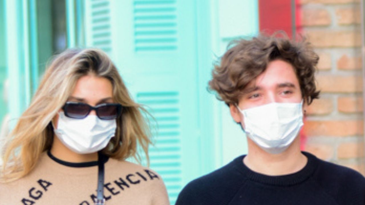 Estilosa, Sasha Meneghel escolhe suéter de R$ 14 mil para passeio romântico com o marido, João Figueiredo