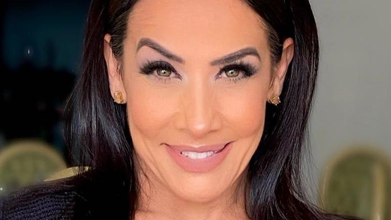 Aos 47 anos, Scheila Carvalho ostenta beleza com look decotado e seguidores elogiam: “Sempre mais linda”