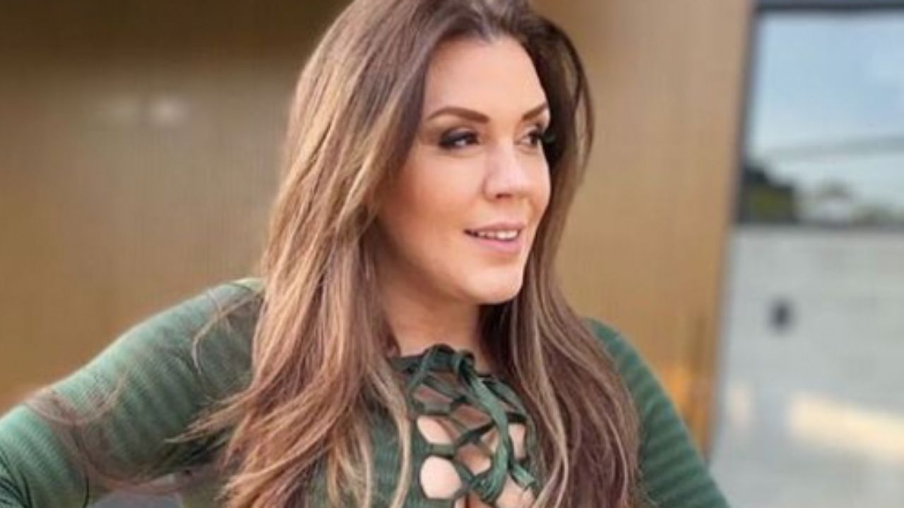 Aos 45 anos, Simony causa com look bem colado e deixa a barriguinha de fora: “Mais magrinha”