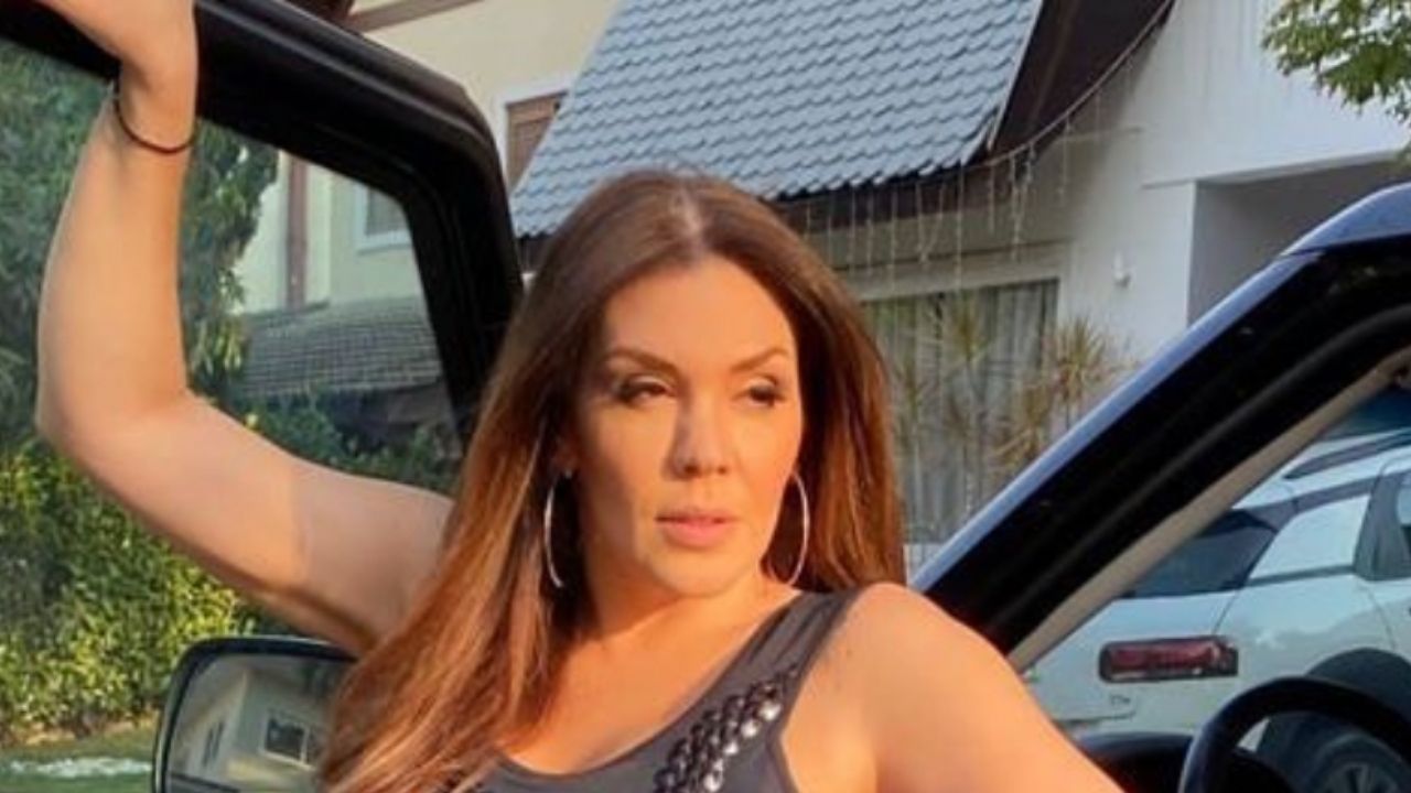 Aos 45 anos, Simony posa de microvestido em frente a carrão e namorado reage: “Que isso, menina”