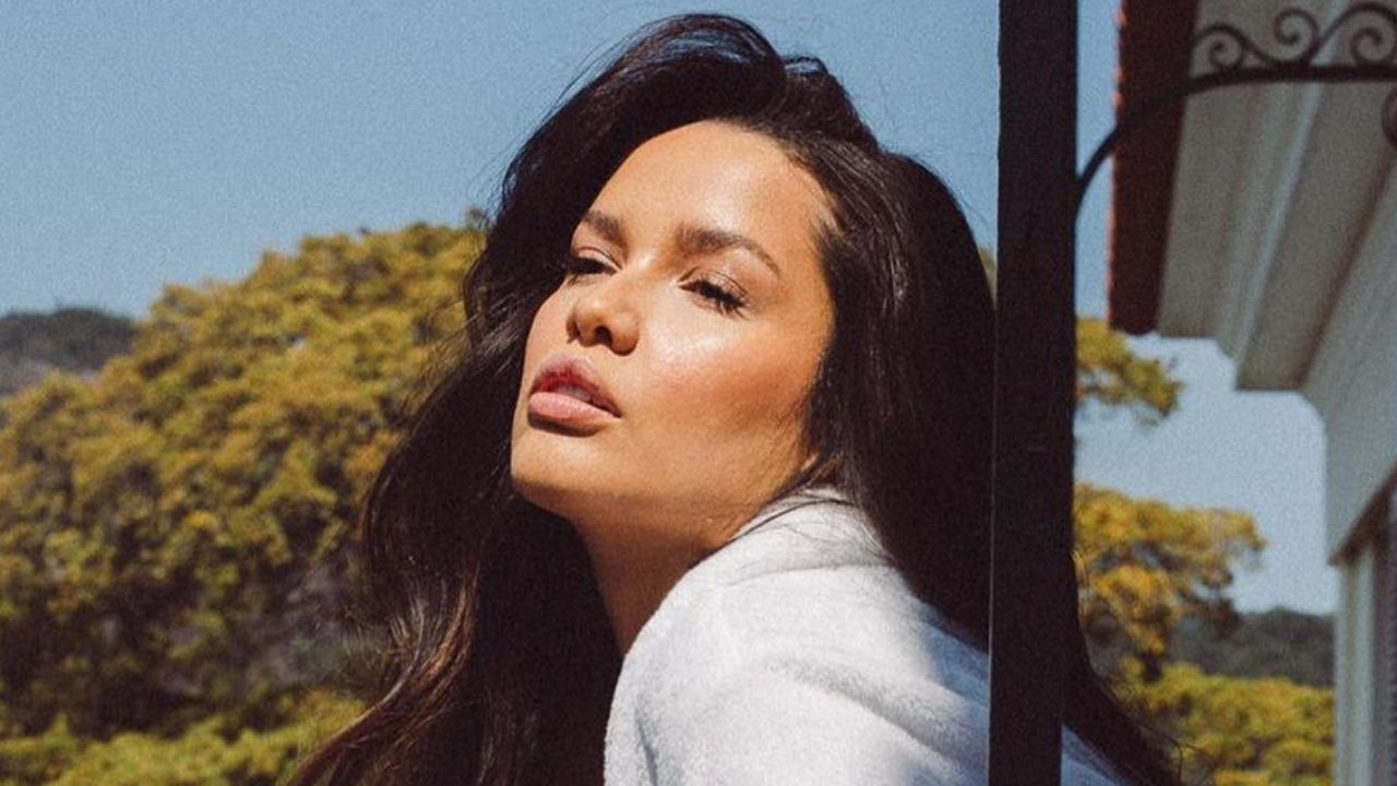 Só de roupão, ex-BBB Juliette Freire elege pose sensual na varanda e fãs babam: “Poderosa demais”