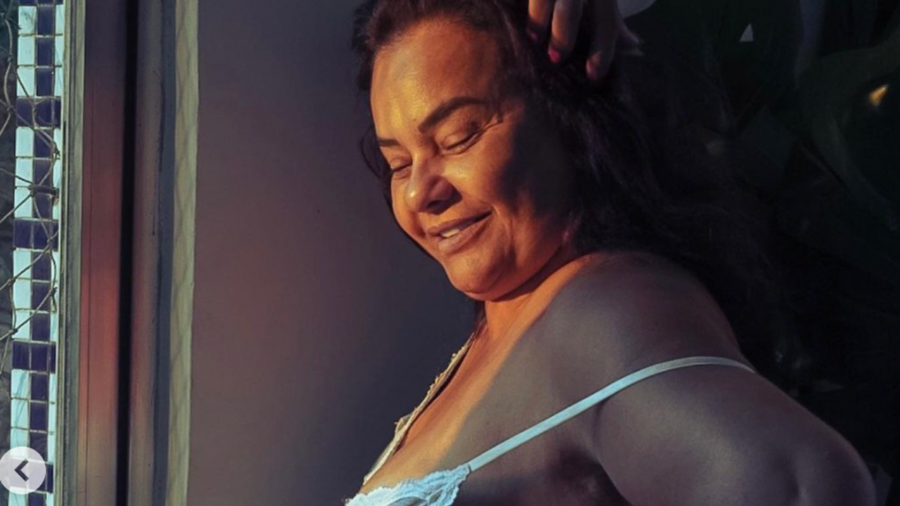 Aos 64 anos, Solange Couto deixa alça da camisola cair e posa sexy ao acordar: “Gosto de viver”