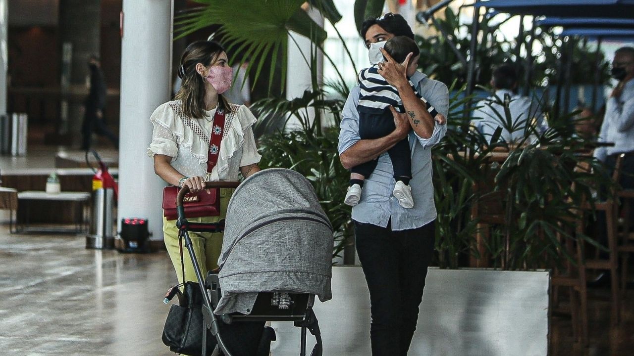 Que família linda! Sthefany Brito é flagrada jantando com o marido e beleza do filho chama a atenção
