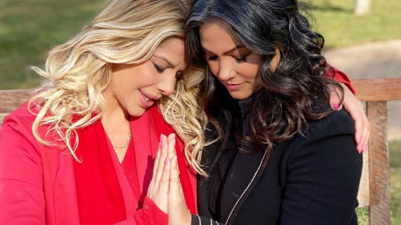 Orgulhosa, Karina Bacchi posa com Suzanna Alves e desabafa após conversão: “Linda caminhada”