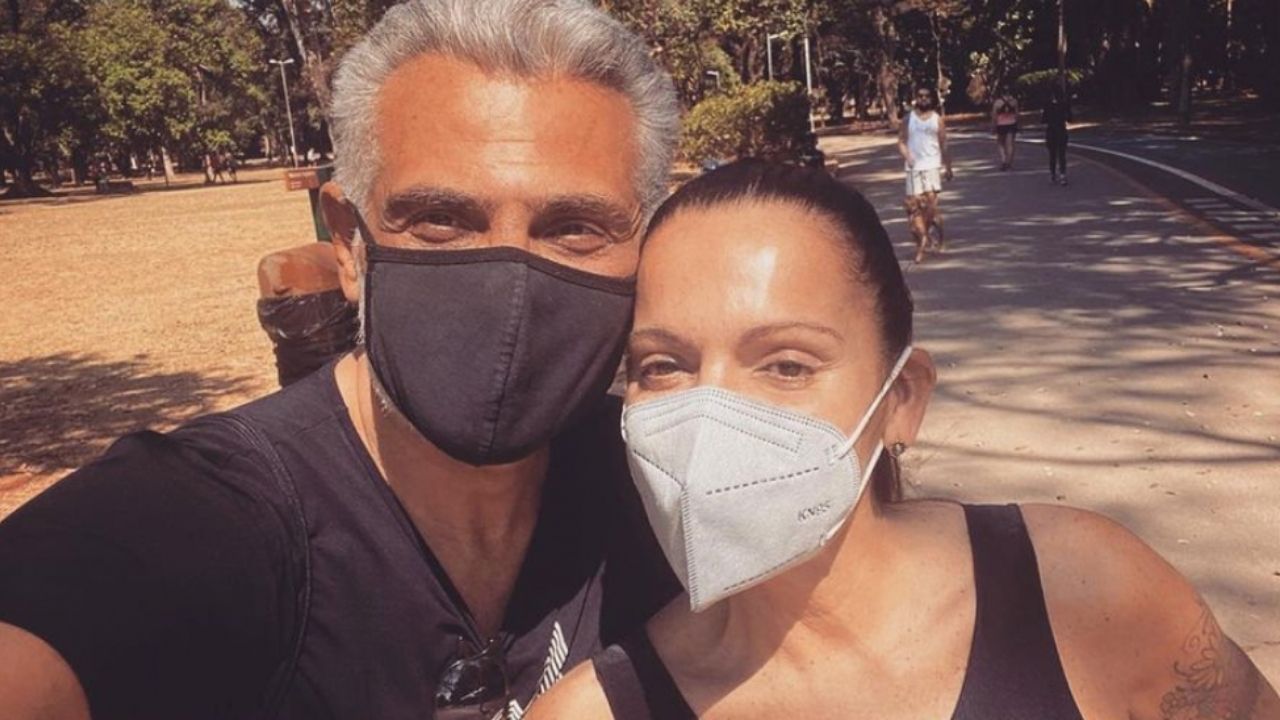 Tarcísio Filho sai para espairecer com a mulher, troca beijão e ela se declara: “Amor faz bem e cura”