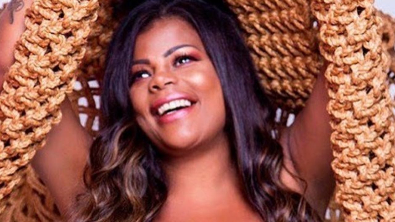 Aos 41 anos, Tati Quebra Barraco exibe umbigo tatuado em foto de lingerie branca: “Que corpo é esse?”