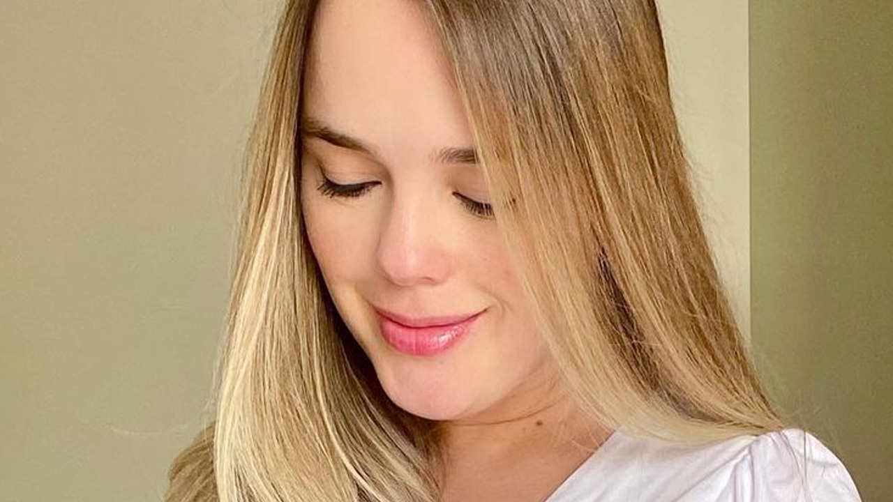 Thaeme Mariôto exibe barriga estourando no oitavo mês da gestação e choca fãs: “Como cresceu”