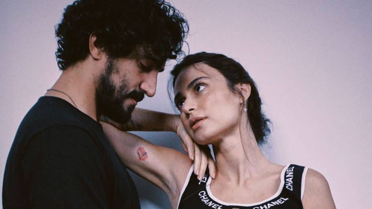 De top e shortinho, Thaila Ayala coloca barrigão de grávida para jogo ao lado do marido: “Te amo, papai”