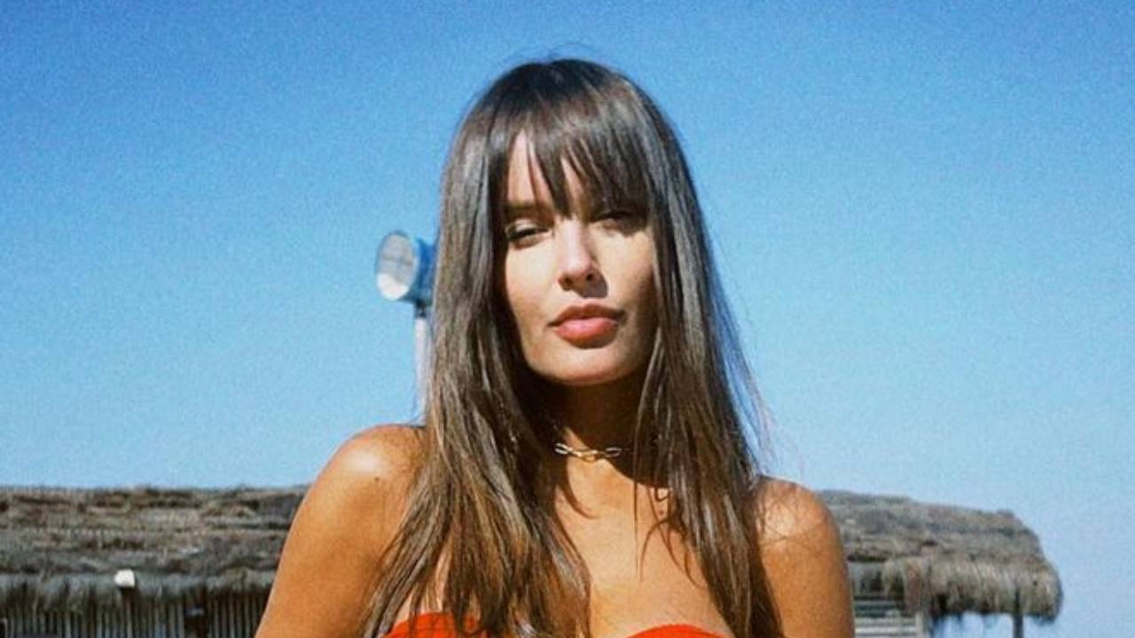 Só de biquíni, ex-BBB Thaís Braz empina o bumbum para cima e deixa estrias em evidência: “Corpo real”