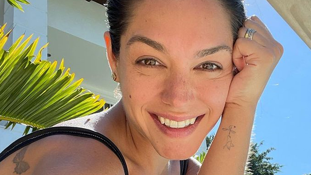 Thais Fersoza curte sol da manhã na piscina da mansão em que vive com Michel Teló e mostra boa forma: “Inspiração”