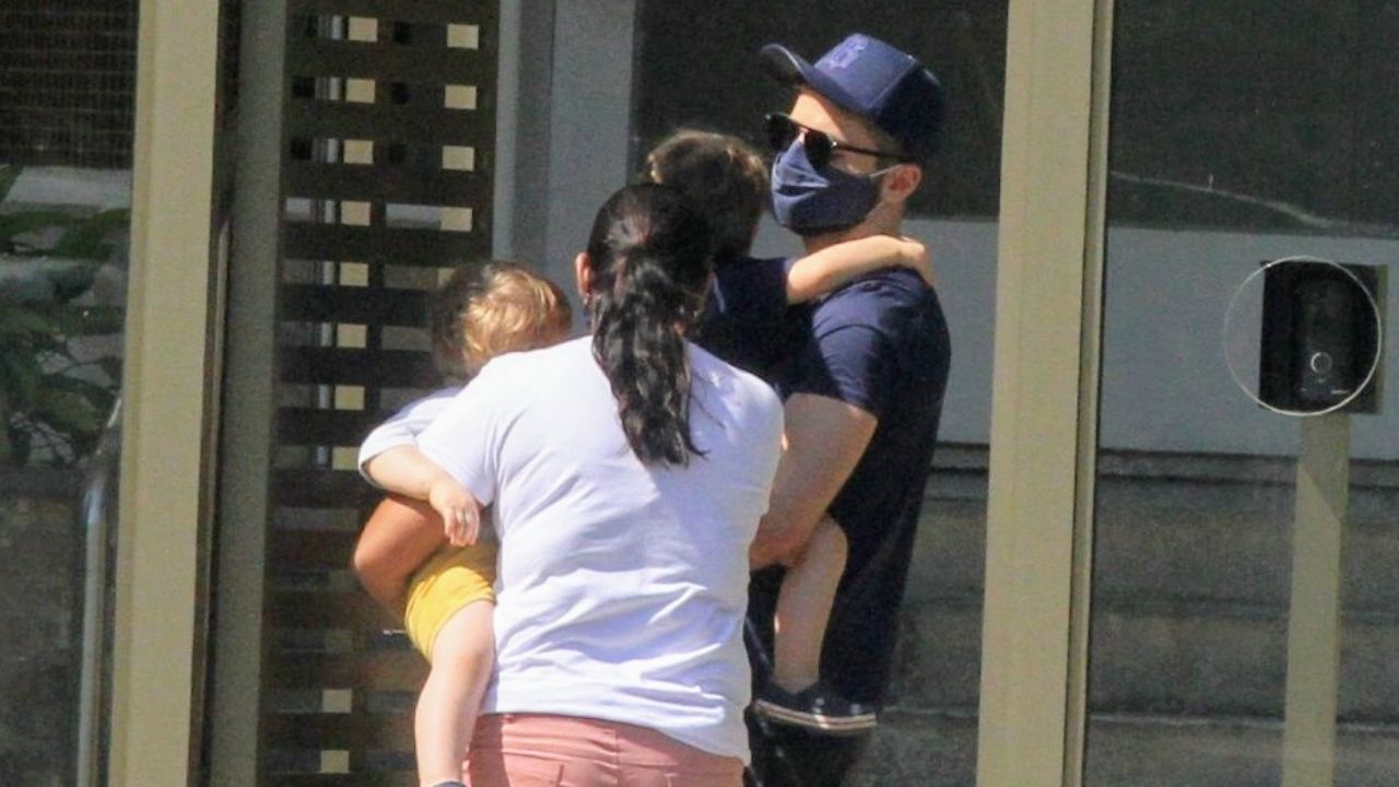Em momento raro, viúvo de Paulo Gustavo surge com a babá e os filhos em passeio pelas ruas do Rio