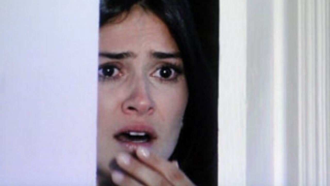 Ti-Ti-Ti: Amanda escuta atrás da porta, descobre segredo da mãe e se revolta: “Não quer nenhum contato”
