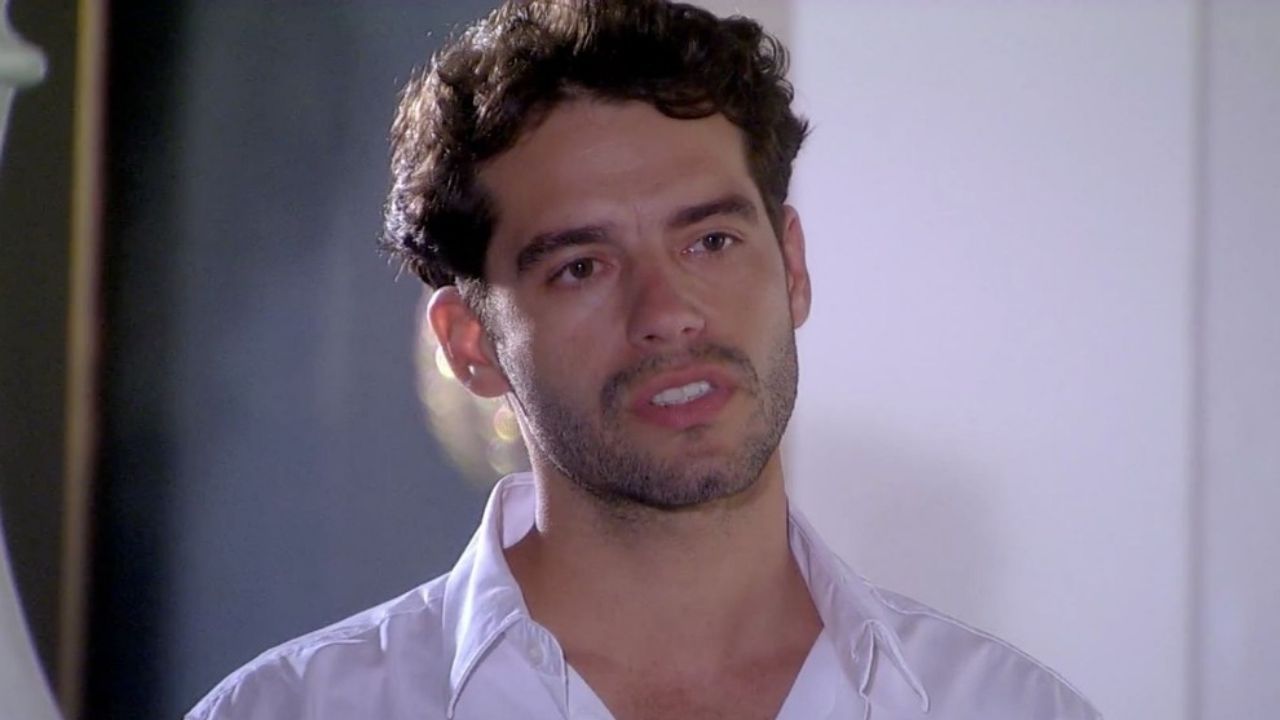 Ti-Ti-Ti: Renato bate de frente com o pai e anuncia decisão covarde para casamento com Marcela: “Chega de farsa”