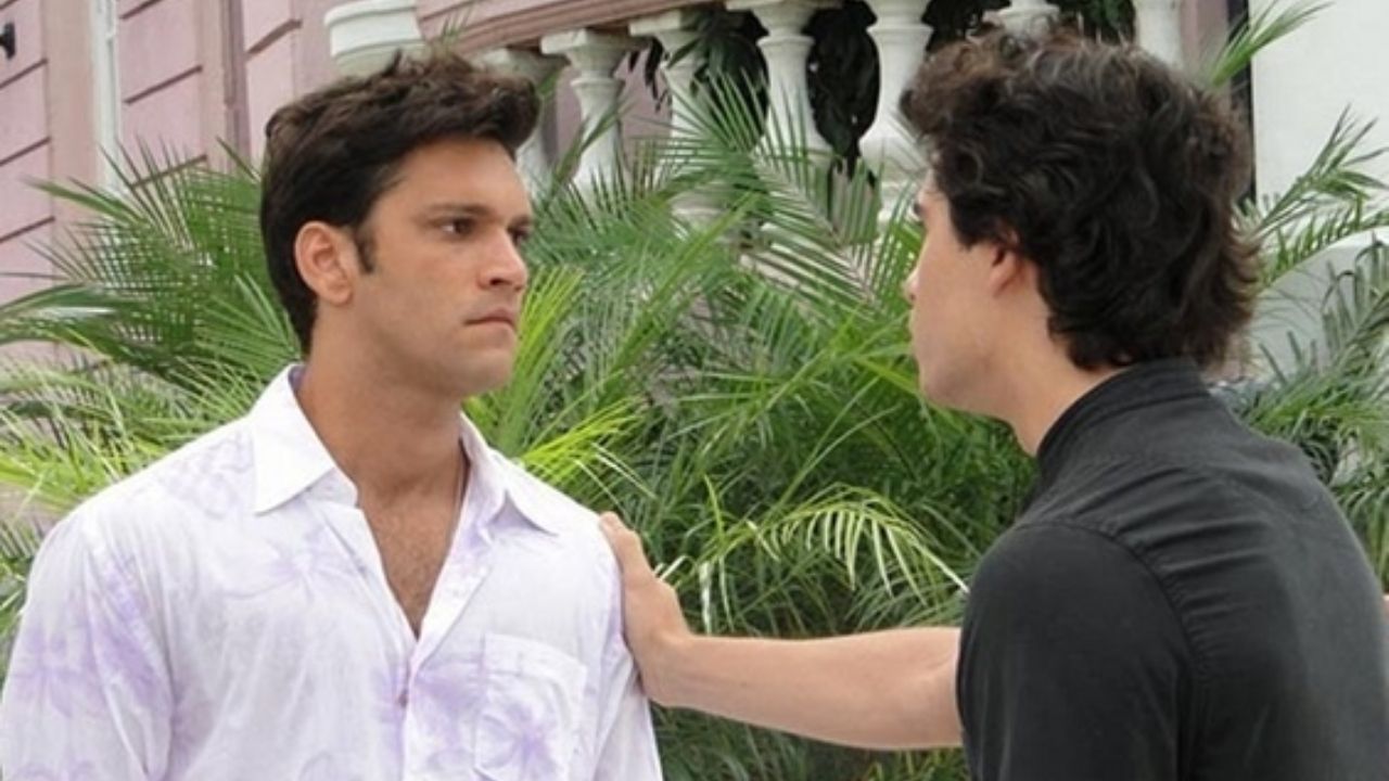 Ti-Ti-Ti: Thales esquece casamento, revela paixão e deixa Julinho desconfiado: “Vai me assumir?”