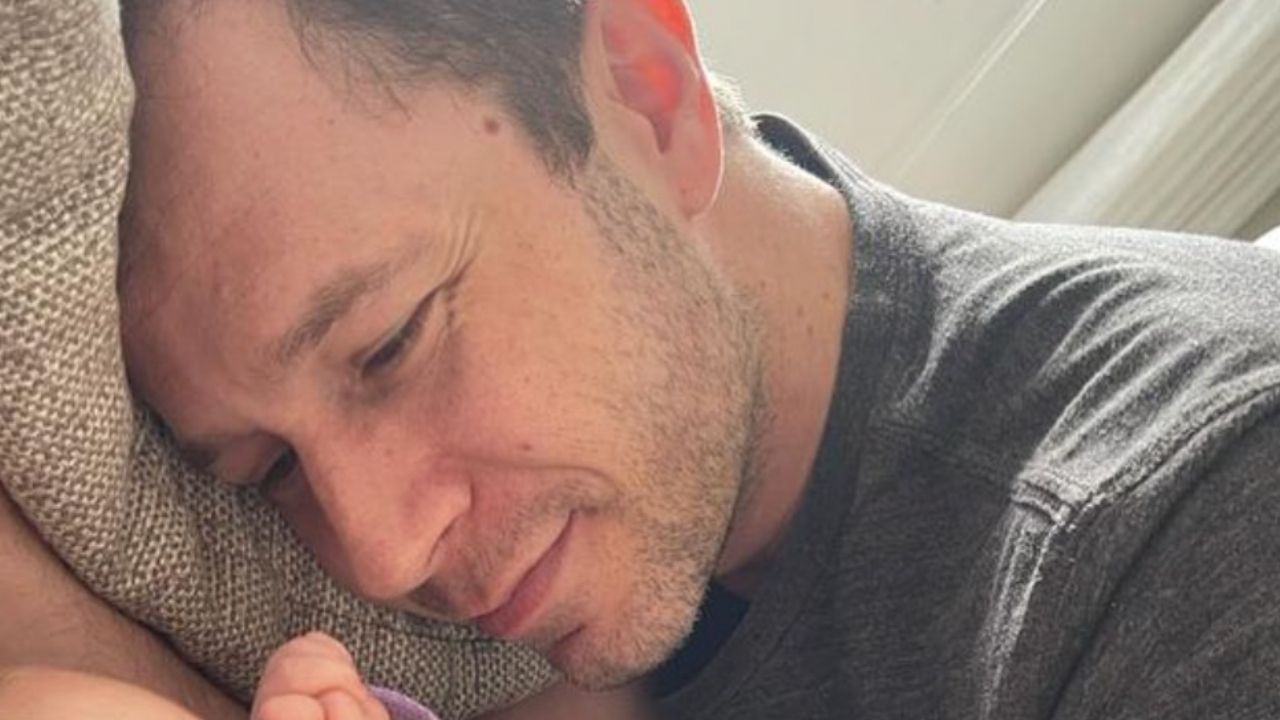 Tiago Leifert publica clique raríssimo com a filha nos braços: “Existe papai mais apaixonado?”