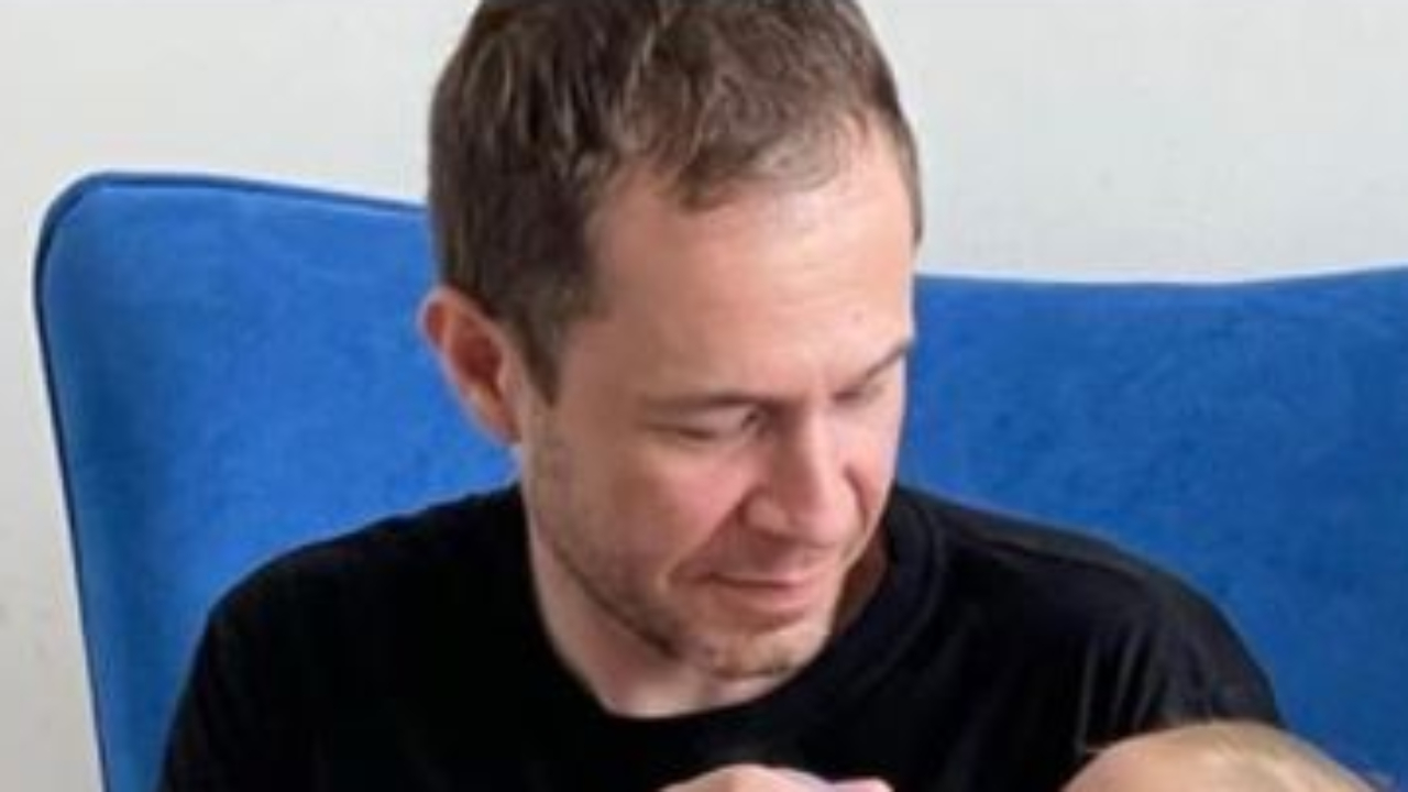 Tiago Leifert surge amamentando a filha em raríssima aparição na web: “Feliz Dia dos Pais!”