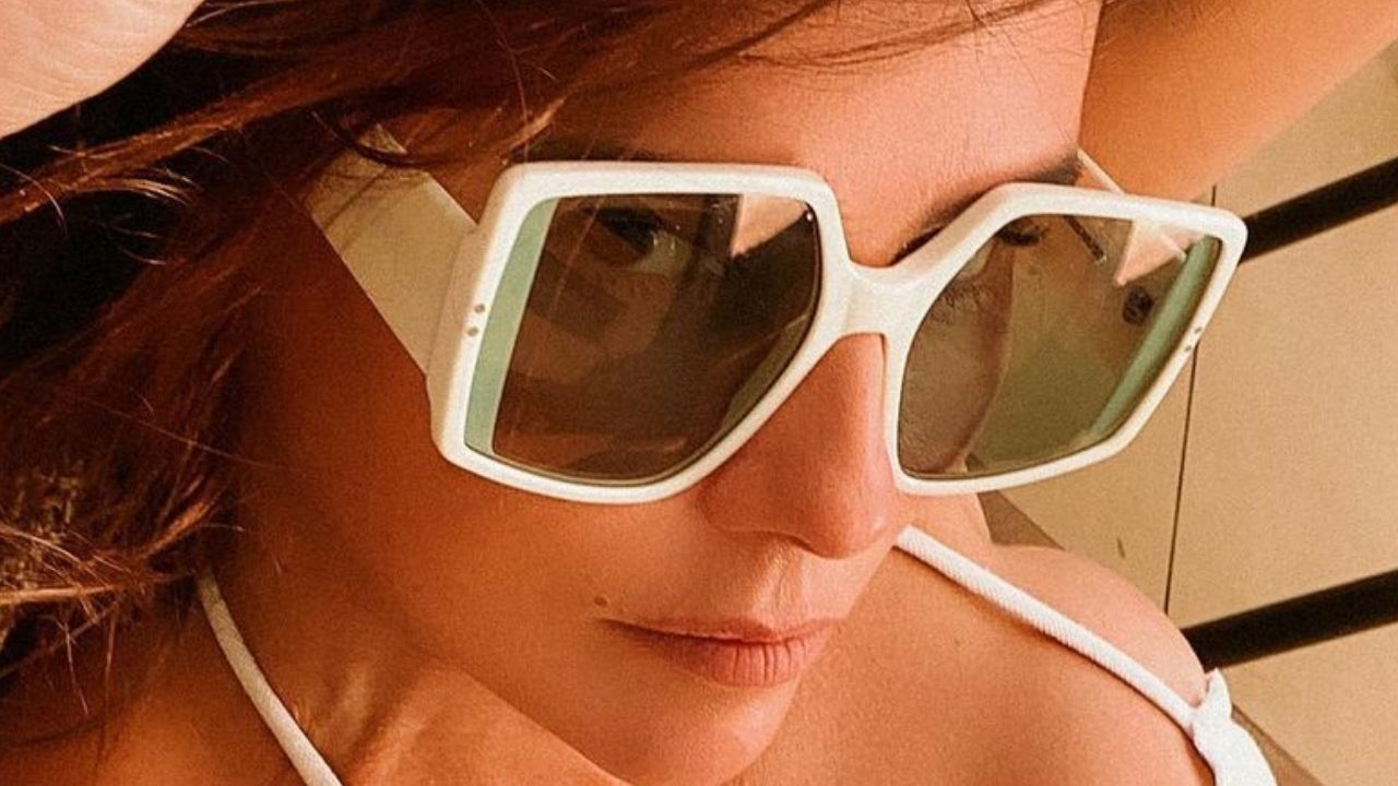 Tomando sol, Deborah Secco faz clique ousado de biquíni e exibe bumbum avantajado: “Espetáculo”