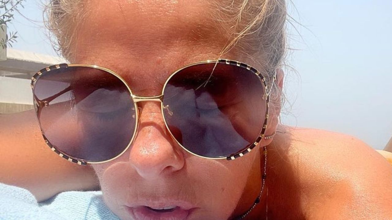 Tomando sol, Adriane Galisteu exibe curvas do corpão e relata perrengue para se bronzear: “A bunda fica branca”