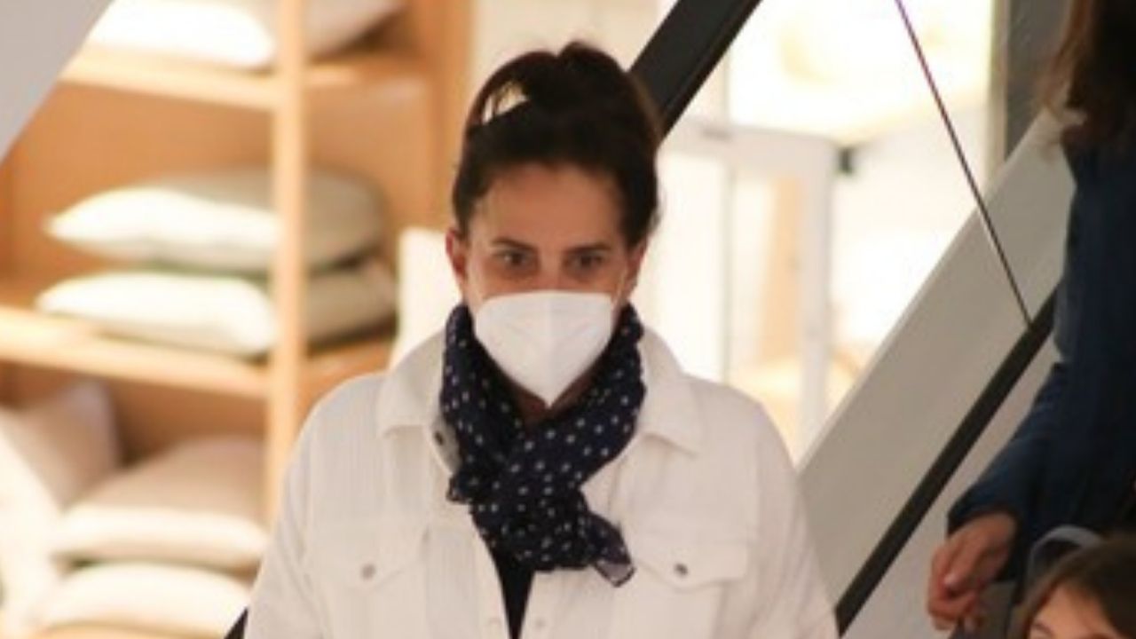 Discreta, Totia Meireles faz rara aparição com a neta em shopping no Rio