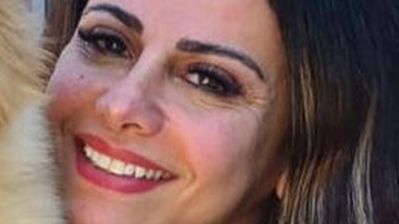 Recém-casada, Viviane Araújo posa ao lado do novo membro da família e elogia marido: “Papai arrasou”