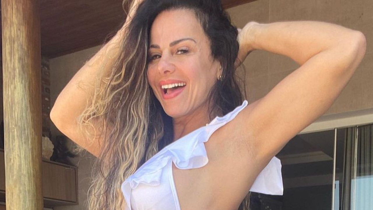 Viviane Araújo posa com biquíni mínimo e ostenta corpo quatro quilos mais seco: ”Sempre em forma”
